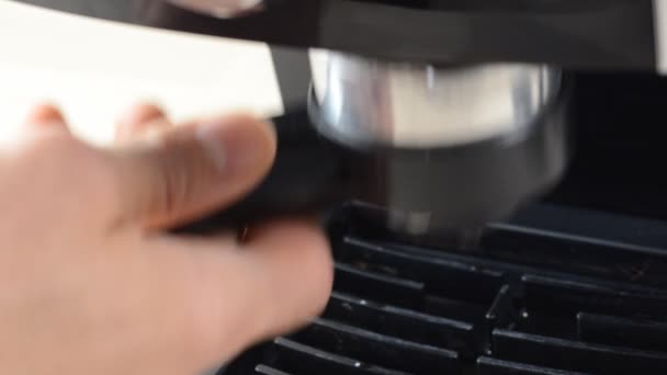 Die Espressomaschine Zum Kaffeekochen Zusammenstellen — Stockvideo