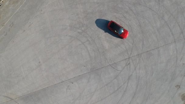 Droneshot Του Κόκκινου Αυτοκινήτου Ferrari Κάνει Ντόνατς — Αρχείο Βίντεο