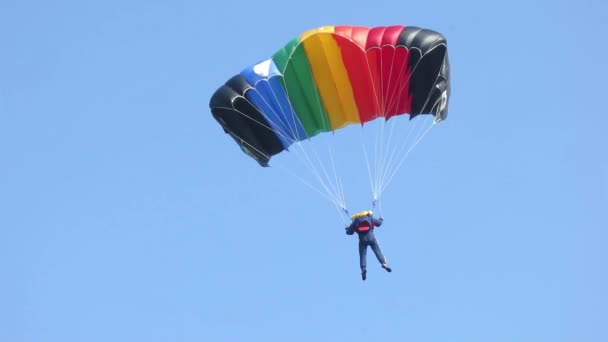 Persona Aterrizando Con Paracaídas Color Arco Iris — Vídeos de Stock
