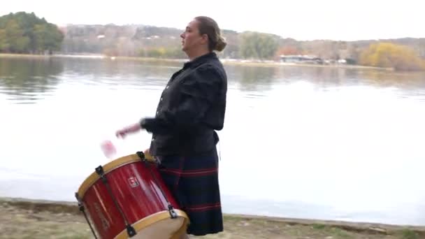 Una Mujer Que Miembro Banda Está Tocando Tambor Tenor Mientras — Vídeos de Stock