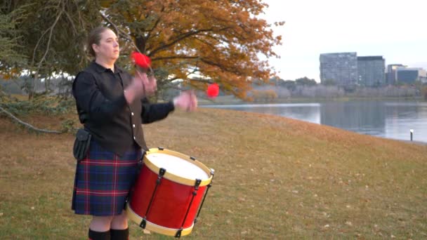 Een Vrouw Die Lid Van Een Fanfare Speelt Tenortrommel Bij — Stockvideo