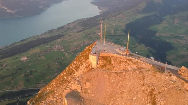 Drone Flyover Niesen Berg Zwitserland Bij Zonsondergang — Stockvideo