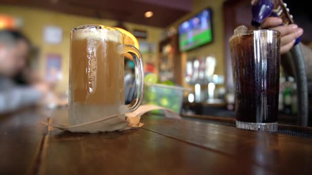 Bir Barmen Bir Spor Barında Içki Hazırlar Yakın Çekim — Stok video
