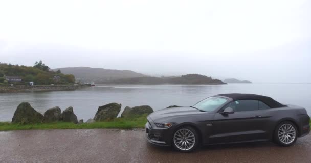 Ford Mustang Från 2017 European Spec Parkerad Bredvid Skotsk Sea — Stockvideo