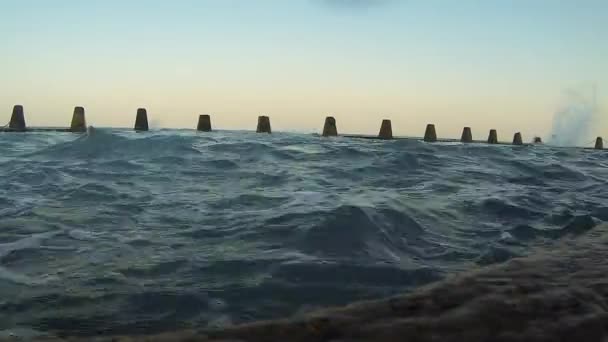 防波堤の上の港の波 — ストック動画