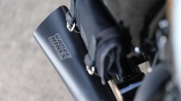 カスタムヤマハバイクのベンチ ハインズ排気システム — ストック動画