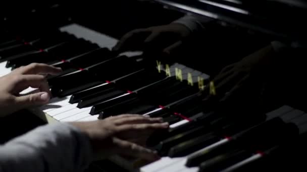 Pianista Tocando Quarto Escuro — Vídeo de Stock