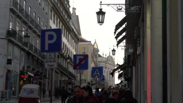 Olhar Atento Pelas Ruas Lisboa — Vídeo de Stock