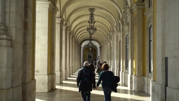 Persone Che Camminano Accanto Alla Porta Della Città Lisbona — Video Stock