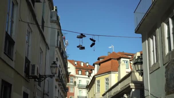 Schoenen Hangen Aan Een Koord Midden Straat — Stockvideo