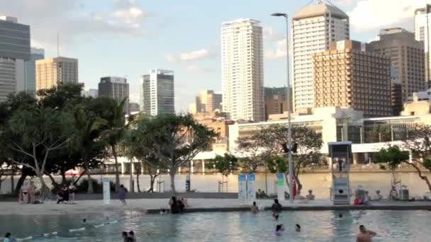 Люди Австралії Розважаються Аквапарку Біля Річки — стокове відео