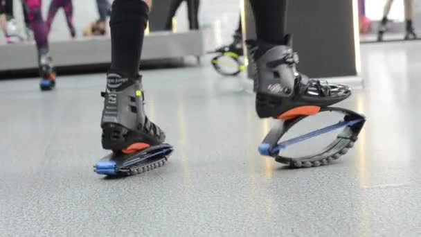 Nahaufnahme Einer Person Die Einem Fitness Gruppenkurs Kangoo Schuhe Trägt — Stockvideo