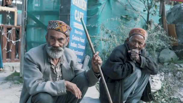 Twee Vrienden Kasol Parvati Valley India Camera Sony A7S 120 — Stockvideo