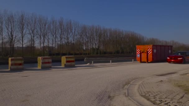 Mobil Merah Ferrari Yang Melintas Dengan Menciptakan Asap Samping Kanal — Stok Video