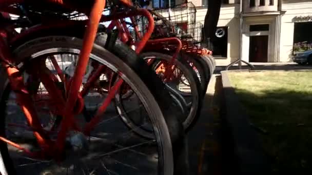 数十個のオレンジの新しい都市自転車と自転車保管エリア — ストック動画