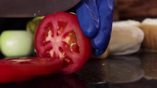 Färsk Tomat Skivad Marmorskiva — Stockvideo