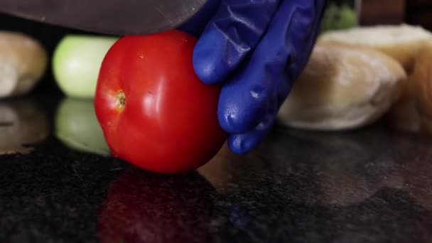 Tomate Fraîche Tranchée Sur Dessus Marbre — Video