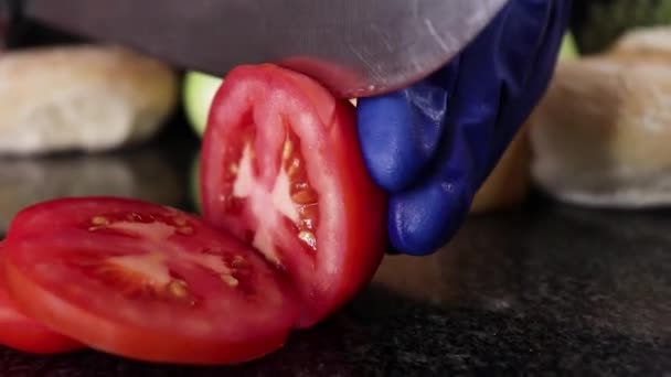 Tomate Fresco Cortado Rodajas Mármol — Vídeo de stock