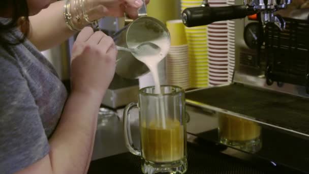 把咖啡倒入清澈的杯子里 — 图库视频影像