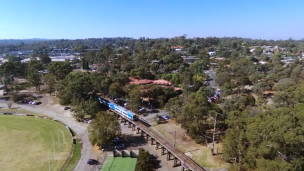Vlak Pohybující Přes Starý Dřevěný Most Eltham Austrálie Střílel Drone — Stock video