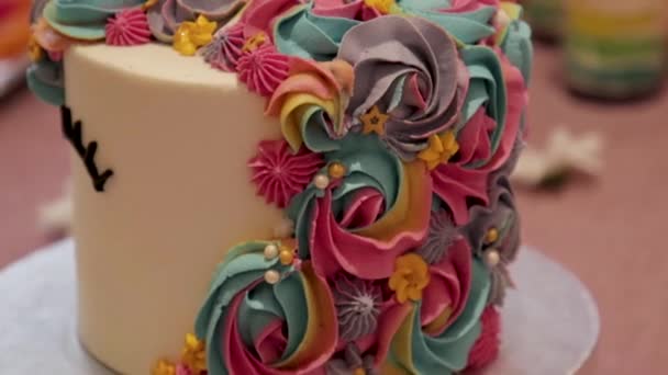 Poruszający Strzał Kolorowe Ciasto Urodzinowe Jednorożca Tematyce — Wideo stockowe
