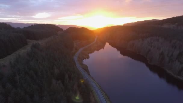 スコットランド西海岸の海の岩 周囲の木々や夕日を反射する鏡面のための深い まだ水を作る — ストック動画