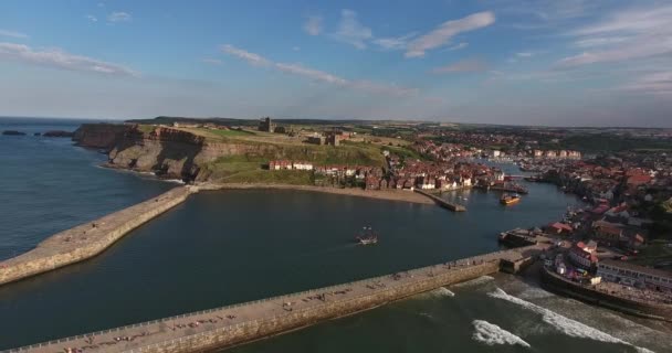 Luftaufnahmen Von Whitby Harbour Whitby Großbritannien Whitby Abbey Ist Auf — Stockvideo