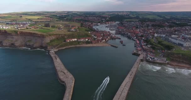Imagens Aéreas Whitby Harbour Whitby Reino Unido Whitby Abbey Pode — Vídeo de Stock