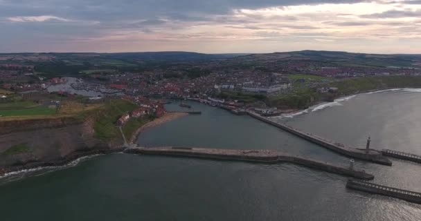 Imagens Aéreas Whitby Harbour Whitby Reino Unido Whitby Abbey Pode — Vídeo de Stock