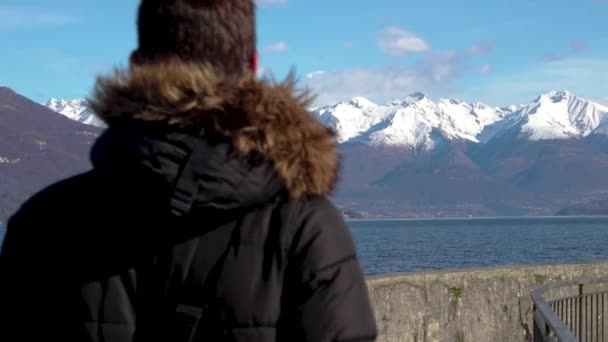 Uomo Cammina Verso Lago Montagne Innevate — Video Stock