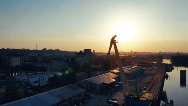Loděnice Doku Jeřáb Pohledu Drone Západem Slunce Nad Obzorem — Stock video