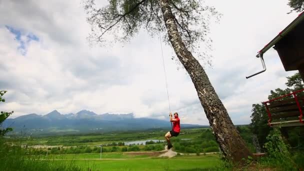 Frau Auf Der Seilschaukel Poprad Slowakei Mit Der Tatra Hintergrund — Stockvideo