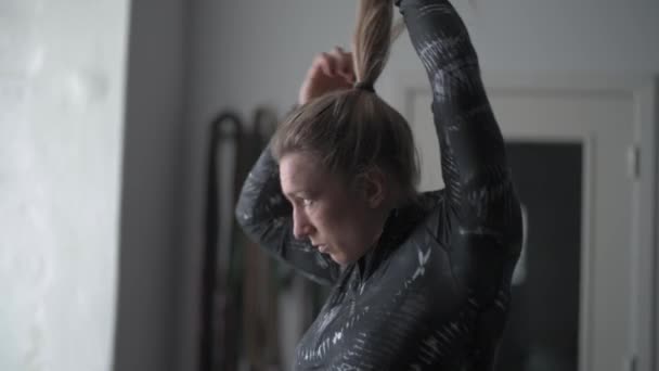 Crossfit Flicka Gör Sig Redo För Träning Gör Hennes Hår — Stockvideo