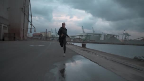 Chica Corriendo Puerto — Vídeos de Stock