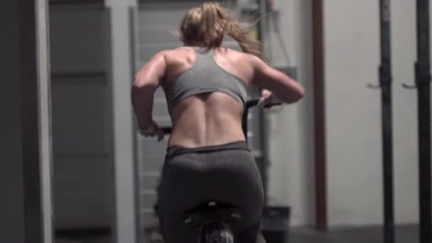 Chica Crossfit Haciendo Ejercicio Crosstrainer Filmado Desde Atrás — Vídeo de stock