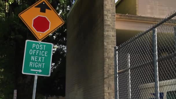 Post Office Nästa Höger Skylt Nedanför Stop Ahead Vägskylt Gresham — Stockvideo