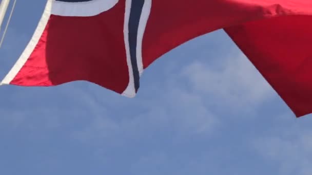 Zonverlichte Noorse Vlag Wapperend Wind Tegen Een Wazige Blauwe Lucht — Stockvideo