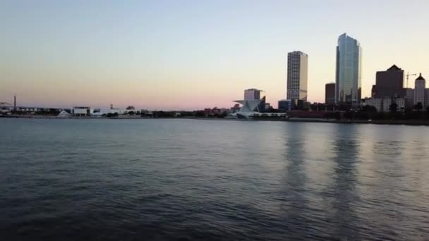 Milwaukee Skyline Kvällen — Stockvideo