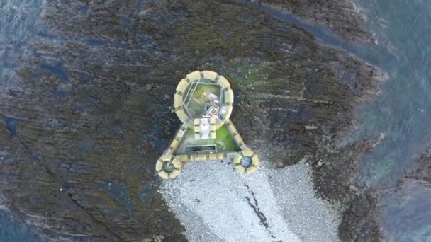 避難所の塔 マン島 塔はアイルランド海の沖合の岩の露頭に立っています ダグラス マン島の島 — ストック動画