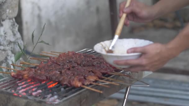 Handen Borstelen Marinaat Vlees Een Grill — Stockvideo