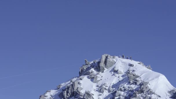 Tiro Aéreo Três Pessoas Subindo Pico Montanha — Vídeo de Stock