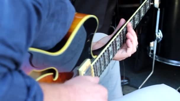 バンドでギターを弾く男のクローズアップ — ストック動画