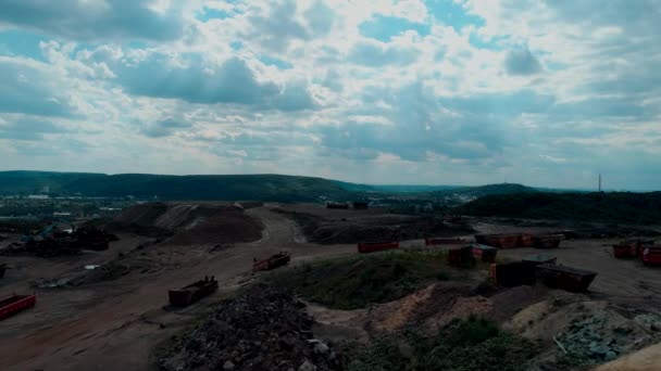 Voler Dessus Site Construction Avec Beau Ciel Les Rayons Soleil — Video