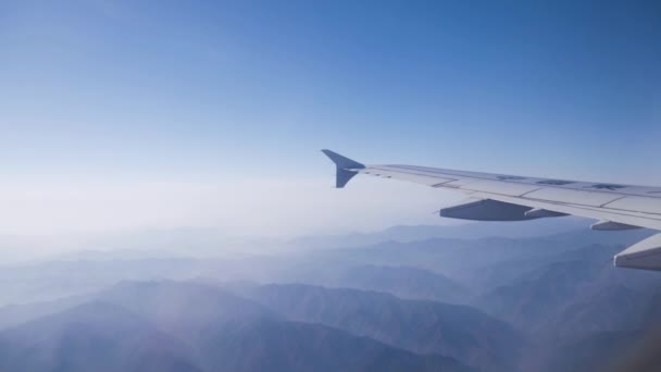 Long Wide Shot Par Fenêtre Avion Passagers Chinois Derrière Aile — Video