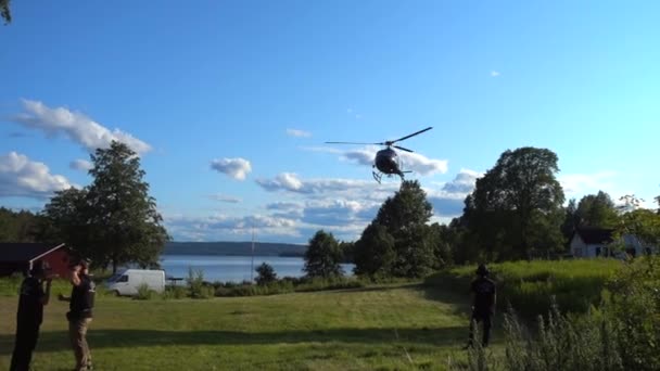 Ένα Ελικόπτερο Που Αιωρείται Στον Αέρα Στην Ύπαιθρο Της Σουηδίας — Αρχείο Βίντεο