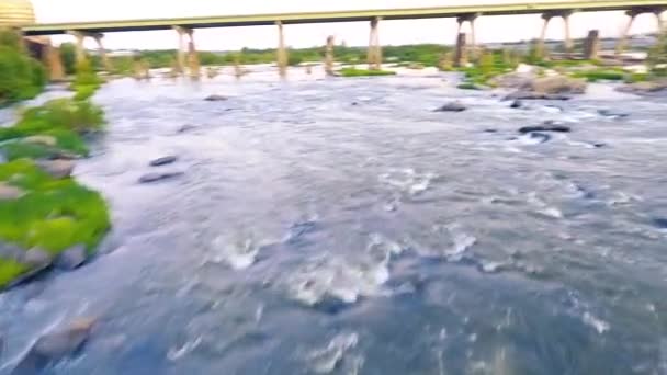 Paesaggio Urbano Aereo Cinematografico Del Fiume Che Scorre Veloce Con — Video Stock