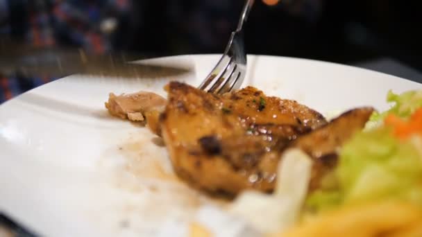 Mani Che Tagliano Bistecca Pollo Nel Piatto Bianco — Video Stock