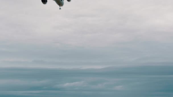Jumbo Jet Voando Para Longe Câmera Fechar Preparando Para Terra — Vídeo de Stock