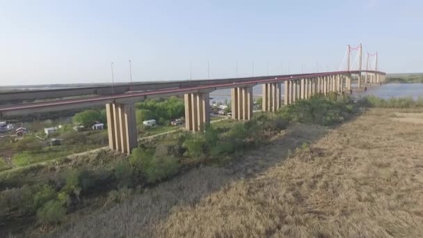 Vista Aérea Tráfego Arredores Uma Ponte Suspensa — Vídeo de Stock