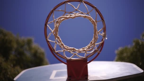 Urban Basketball Hoop Lage Hoek Uitzicht — Stockvideo